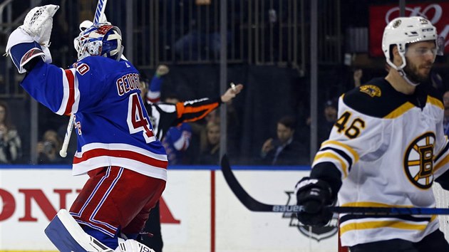 Alexandar Georgiev se raduje z vhry NY Rangers, vychytal bostonskho Davida Krejho.