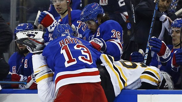 Kevin Hayes (13) poslal mezi spoluhre z NY Rangers bostonskho Davida Krejho.