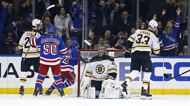 Filip Chytil (tet zleva) z NY Rangers se raduje, pekonal bostonskho Jaroslava Halka.