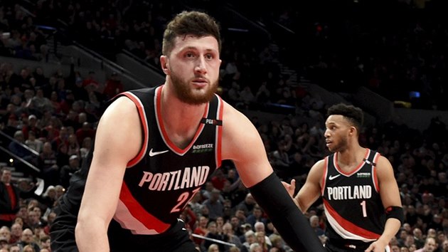 Jusuf Nurki z Portlandu zablokoval Rudyho Gaye ze San Antonia.