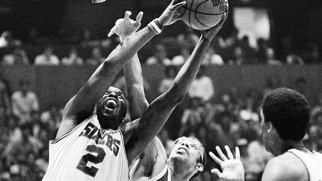 Momentka finle NBA 1983: Moses Malone (2) z Philadelphia 76ers to kolem Kareema Abdul-Jabbara z Los Angeles Lakers.