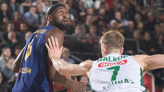 Chris Singleton (vlevo) z Barcelony si chyst tok kolem Thomase Walkupa ze algirisu Kaunas.