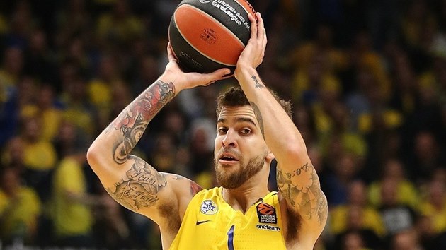 Scottie Wilbekin (vlevo) z Maccabi v zpase s Olympiakosem