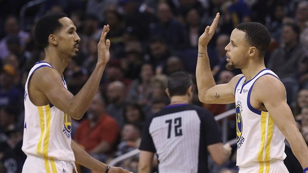 Stephen Curry (vpravo) a Shaun Livingston z Golden State oslavuj.