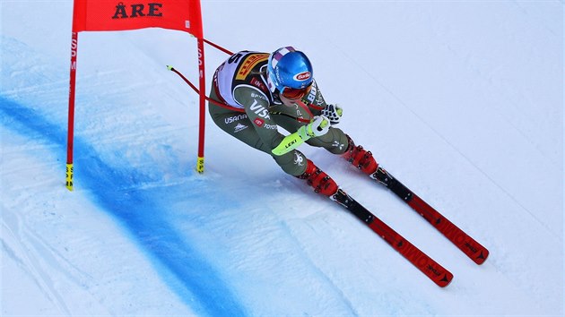 NEJVT FAVORITKA. Americk lyaka Mikaela Shiffrinov svit po trati superobho slalomu na mistrovstv svta v Aare. 