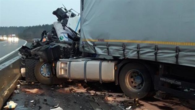 Nehoda dvou kamionů v pátek ráno zastavila provoz na D5 ve směru z Prahy na Rozvadov. Kolize se stala na 103. kilometru.