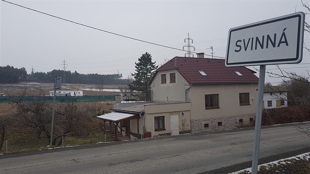 V mobilním domě v obci Svinná na Tachovsku byla dnes dopoledne nalezena mrtvá žena. Muže v kritickém stavu převezla záchranka do  nemocnice.