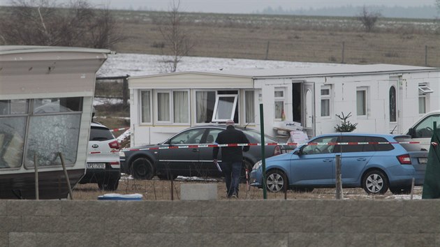 V mobilním domě ve Svinné na Tachovsku byla v pátek nalezena mrtvá žena. Muže převezla záchranná služba v kritickém stavu do nemocnice.