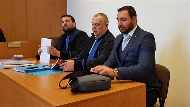 Obžalovanému Máriu Krtičkovi (vpravo) hrozí za těžké ublížení na zdraví až 16 let vězení. (4. 2. 2019)