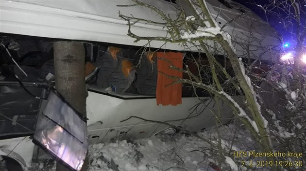 Na silnici mezi Ostrovem u Stříbra a Heřmanovou Hutí havaroval ve čtvrtek autobus. Při nehodě si těžce zranila ruku jedna z cestujících.