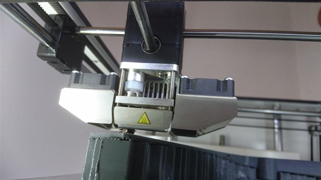 Brn�nsk� firma AnyoneGo vyr�b� pro ochrnut� psy speci�ln� voz��ky na zadn� tlapky. Pou��v� k tomu 3D tisk�rnu.