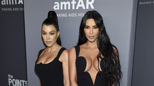 Kourtney Kardashianov a jej sestra Kim Kardashianov na amfAR Gala (New York, 6. nora 2019)