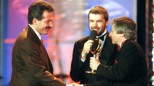 Moderátor Martin Severa přebírá cenu Týtý pro nejlepšího moderátora zpravodajství v roce 1995, kterou mu předává ředitele TV NOVA Vladimír Železný