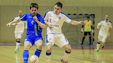 Na snímku vlevo futsalista Matěj Slováček (v bílém s číslem 8) napadá...