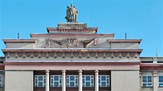 D�m kultury Ostrov. Souso�í na st�e�e, jeho� rekonstrukce byla nedávno...