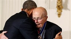 John Dingell pebírá Medaili svobody od prezidenta Baracka Obamy. (24....