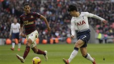 Son Heung-min z Tottenhamu (vpravo) centruje pes hráe Newcastlu Isaaca...