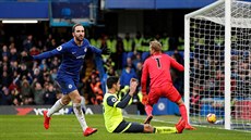 Gonzalo Higuaín z Chelsea se raduje ze vstřeleného gólu během zápasu proti...