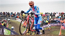 Tomá� Kopecký vybíhá schody b�hem závodu mistrovství sv�ta v kategorii do 23...