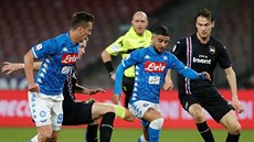 Lorenzo Insigne z Neapole (uprosted) vede balon bhem zápasu proti Sampdorii.