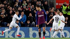 Hrái Valencie se radují ped fanouky Barcelony ze vsteleného gólu v utkání...