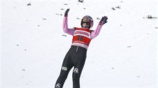 Roman Koudelka bhem druhého kola Svtového poháru v letech na lyích v...