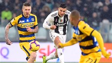 Cristiano Ronaldo z Juventusu (uprosted) bhem zápasu proti Parm.