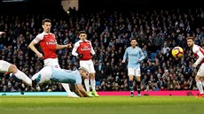 Sergio Agüero z Manchesteru City (v pádu) stílí první gól utkání proti...