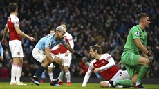 Sergio Agüero (druhý zleva) bhem zápasu proti Arsenalu.