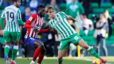 Sergio Canales z Realu Betis (vpravo) si kryje mí ped Thomasem z Atlética...