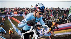 Belgian Wout Van Aert tlaí kolo do kopce bhem závodu mistrovství svta v...
