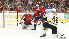 �eský úto�ník ve slu�bách Bostonu David Krej�í(vpravo) p�ekonává branká�e...