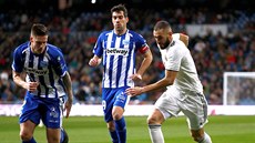 Karim Benzema z Realu Madrid (vpravo) uniká hrám Alavése.