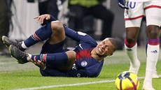 Kylian Mbappé z Paris St. Germain leí na zemi bhem zápasu proti Lyonu.