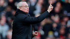 Trenér Claudio Ranieri (Fulham) udílí pokyny svým svencm v domácím souboji s...