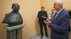 Podle Miroslava Donutila se busta, její finální verzi vidl a pi samotném...