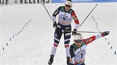 Maiken Caspersen Fallaová fini�uje ve sprintu SP v Lahti p�ed Tiril Udnes...