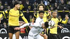 Ishak Belfodil z Hoffenheimu stílí hlavou gól do sít Dortmundu, kterým v...