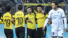 Dortmundtí fotbalisté oslavují gól do sít Hoffenheimu.