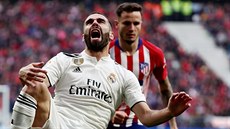 Dani Carvajal, obránce Realu Madrid, je faulován v derby proti Atlétiku.