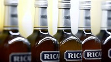 Láhve anýzového likéru Pernod, který stál u základu dne�ního alkoholového...