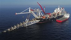 Loď ve vodách Baltského moře pracuje na pokládce potrubí plynovodu Nord Stream...