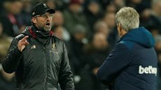 SOUPE�I. Trené�i Jürgen Klopp (�elem) a Manuel Pellegrini (zády) b�hem utkání...