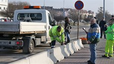 Pracovníci mstské firmy na pokyn brnnského magistrátu odvezli z parkovit za...