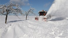 Po nedlním snení musí silniái v Ústeckém kraji istit komunikace. Práci...