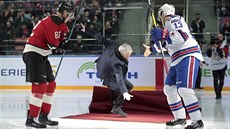 José Mourinho padá poté, co hodil estné buly ped utkáním KHL mezi Omskem a...