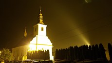 Pesvícený kostel záí do okolí.