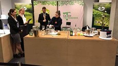 Dominika Hoffmannová se věnuje přípravě čajů, loni se poprvé zúčastnila soutěže...