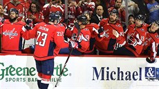 Dmitrij Jaškin přijímá po gólu gratulace hokejistů  Washingtonu.