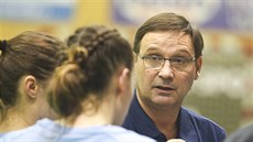 Olomoucký trenér Jan Hegar usmruje svoje svenkyn.